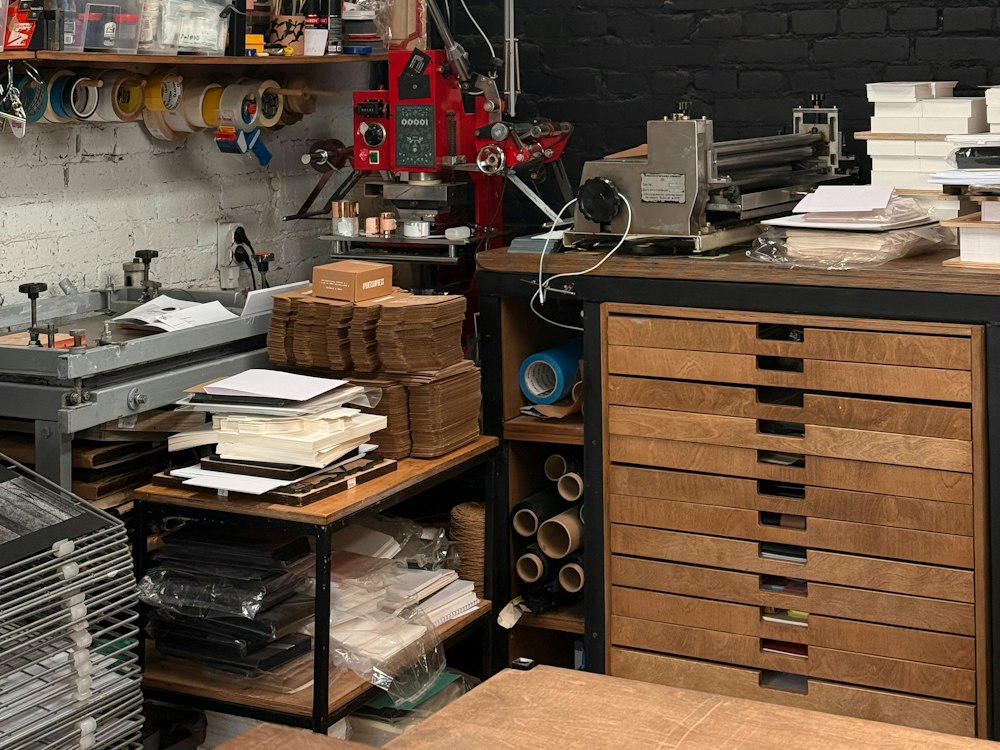 Un atelier d'impression : presses et casses de caractères rangées.