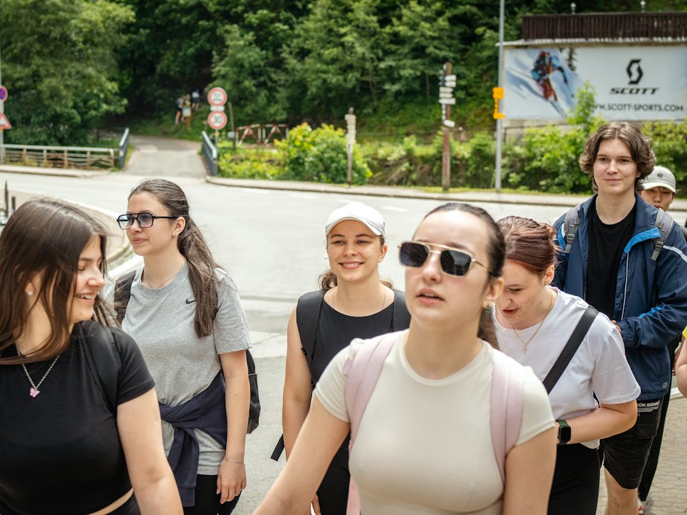Un groupe de jeunes marche ensemble en extérieur.